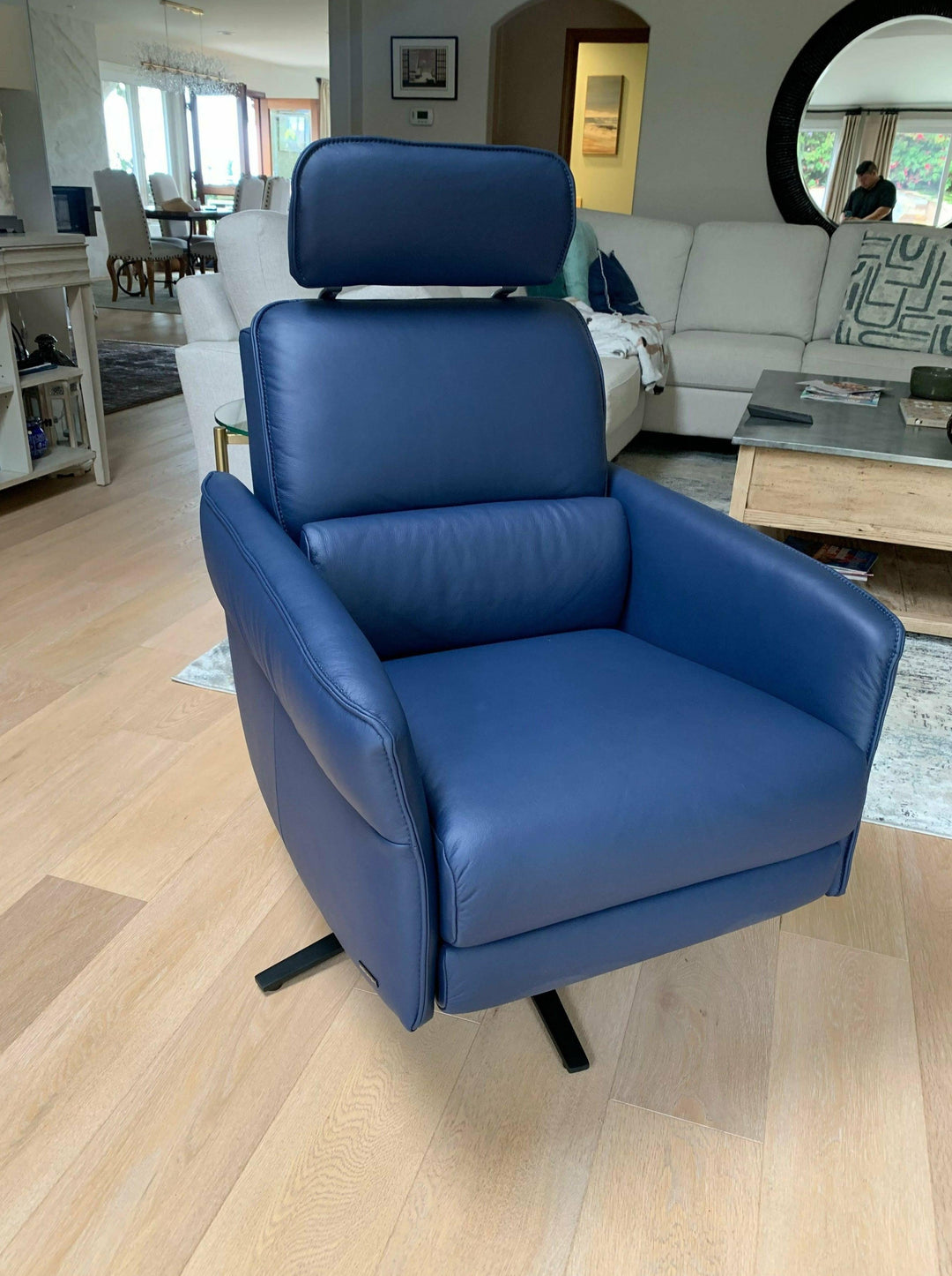 Aura Recliner With Hidden Headrest Recliners Himolla