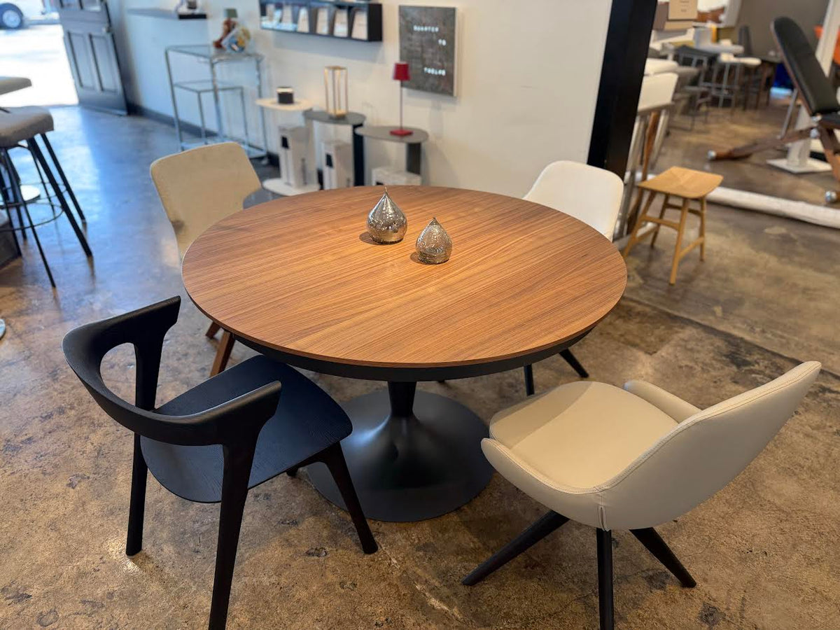 Ozzio Italia Eclipse round dining table with chairs in a modern dining room