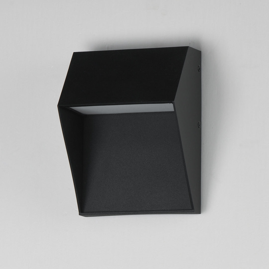 Cliffsedge VX Cliffsdege VX LED Outdoor Wall Sconce by Studio M Lighting – lifestyle