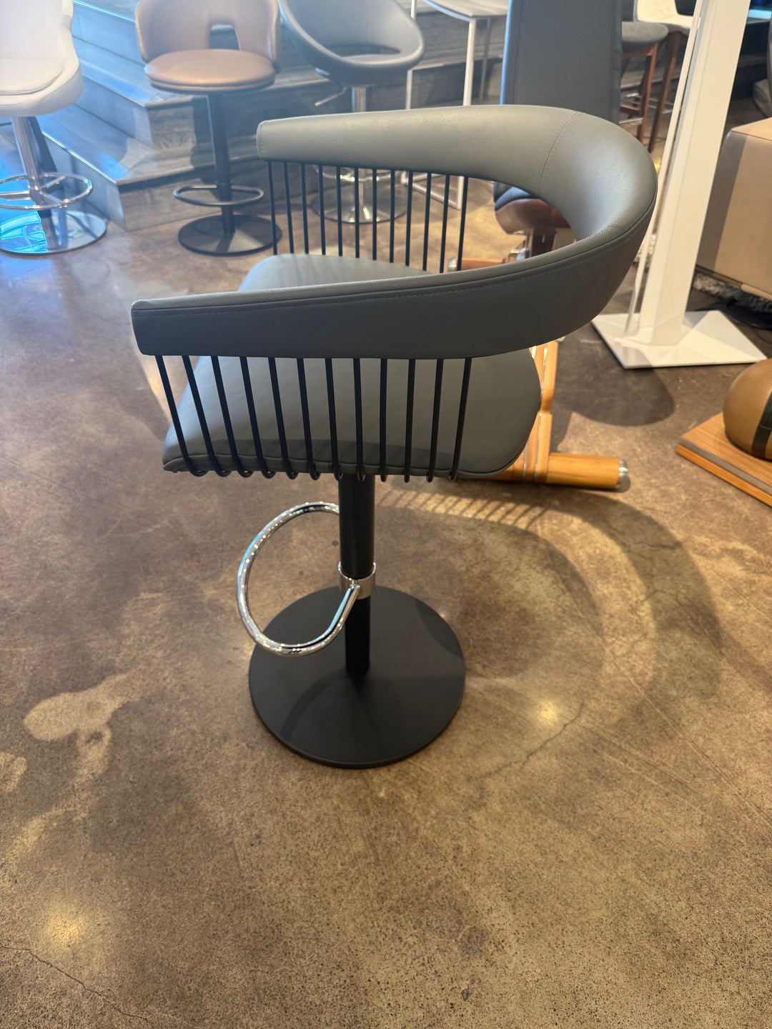 Gianna Hydraulic Bar Stool Bar Stools Elite Modern