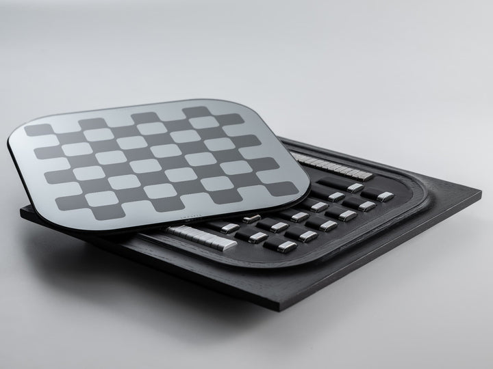 Mossa Chess Set by Impatia detail