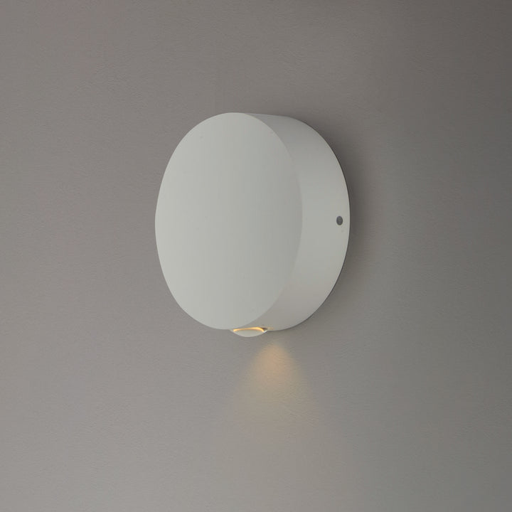 Alumilux: Glint LED Outdoor Wall Sconce by ET2 Lighting, styled view 2