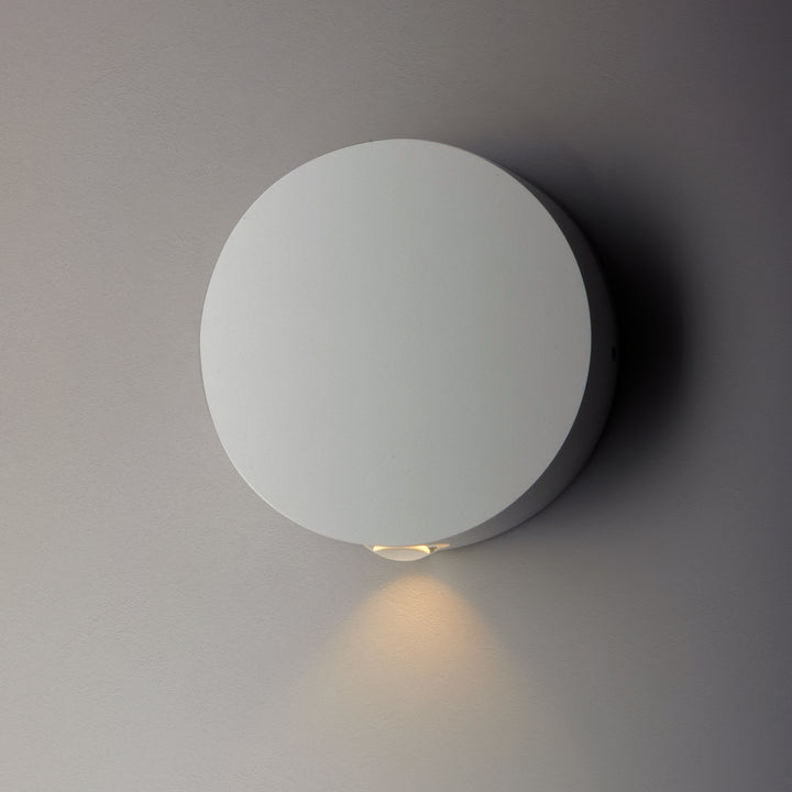 Alumilux: Glint LED Outdoor Wall Sconce by ET2 Lighting, styled view 4