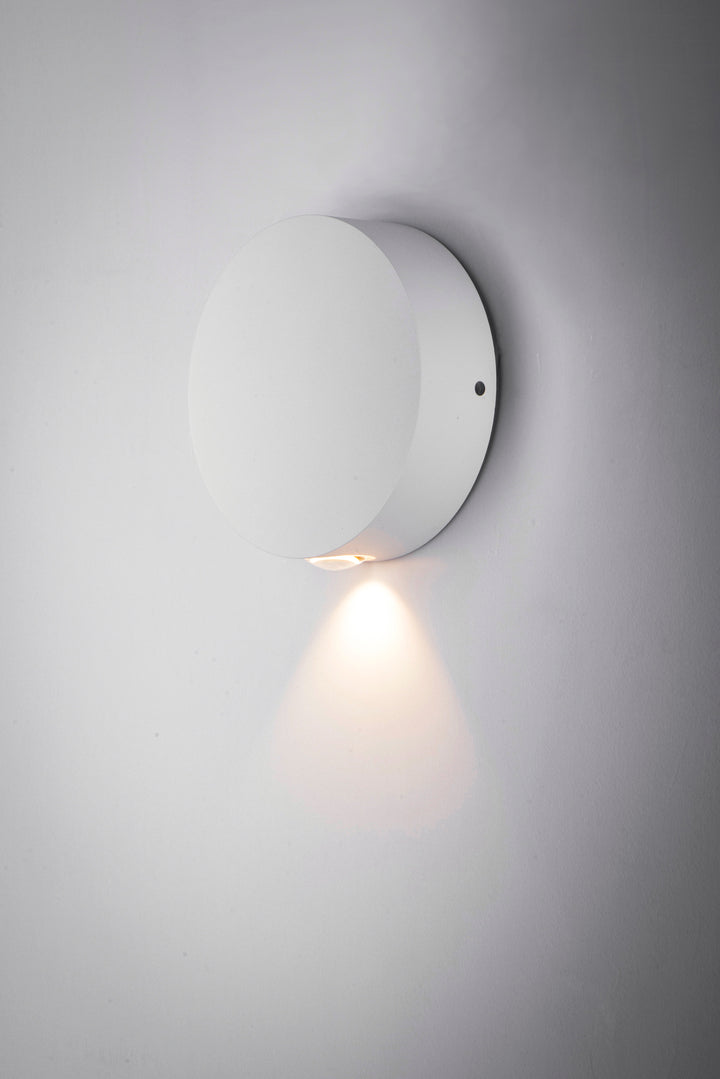 Alumilux: Glint LED Outdoor Wall Sconce by ET2 Lighting, styled view 8