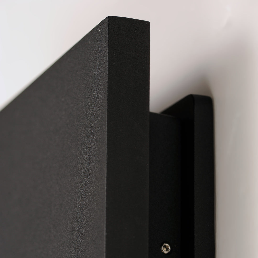 Alumilux: Tau LED Outdoor Wall Sconce by ET2 Lighting, styled view 7