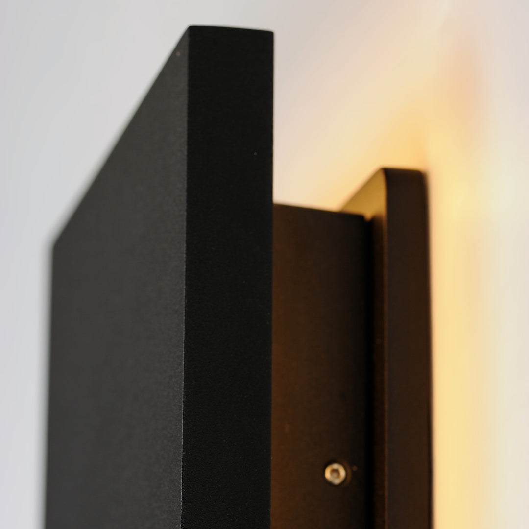 Alumilux: Tau LED Outdoor Wall Sconce by ET2 Lighting, styled view 8