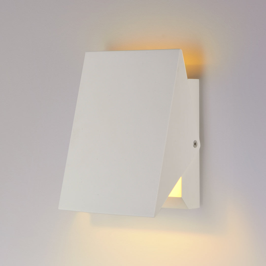 Alumilux: Tilt LED Outdoor Wall Sconce by ET2 Lighting, styled view 6