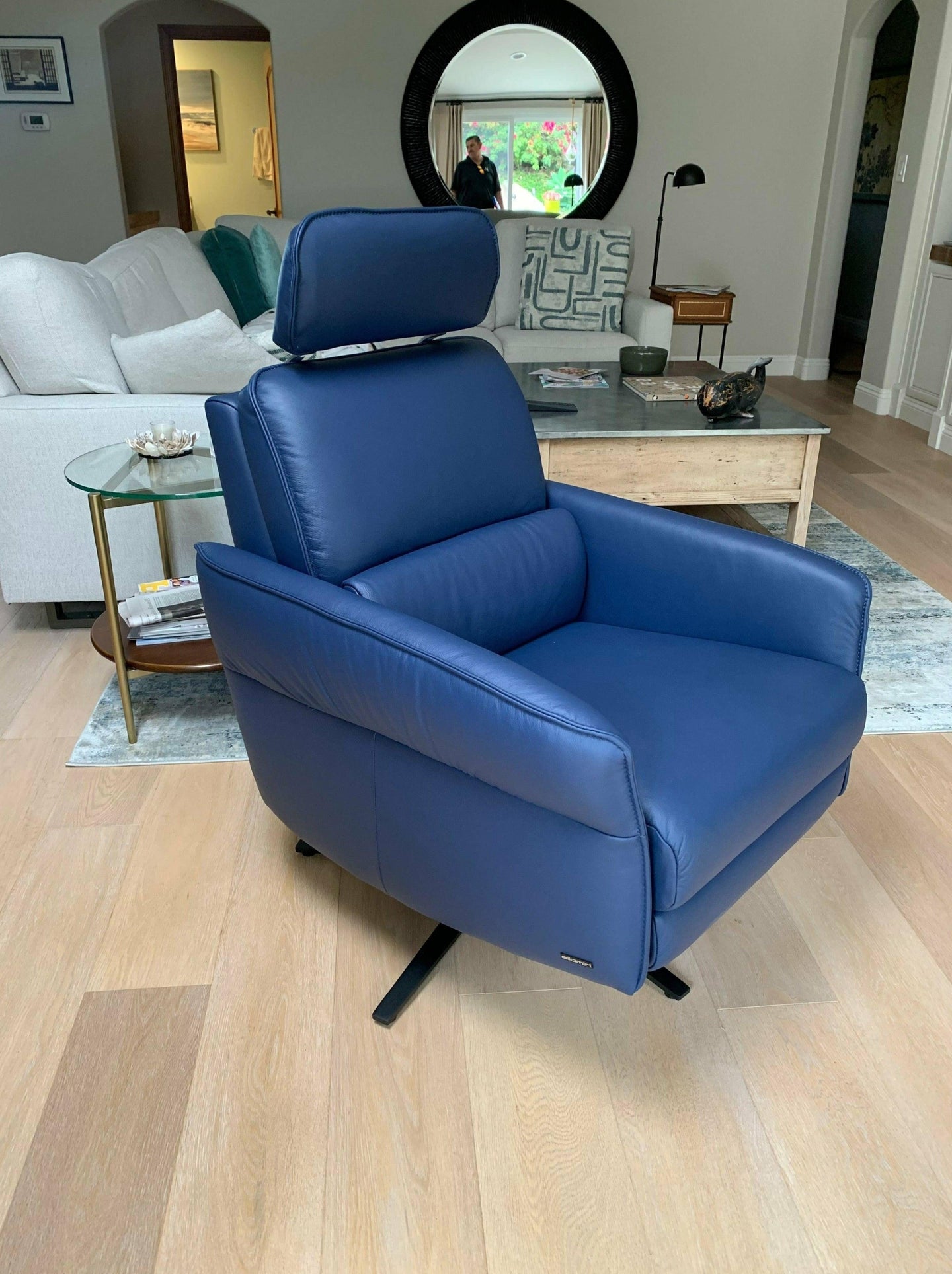 Aura Recliner With Hidden Headrest Recliners Himolla