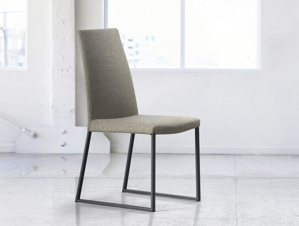 Curvo Dining Chair lifestyle view 1