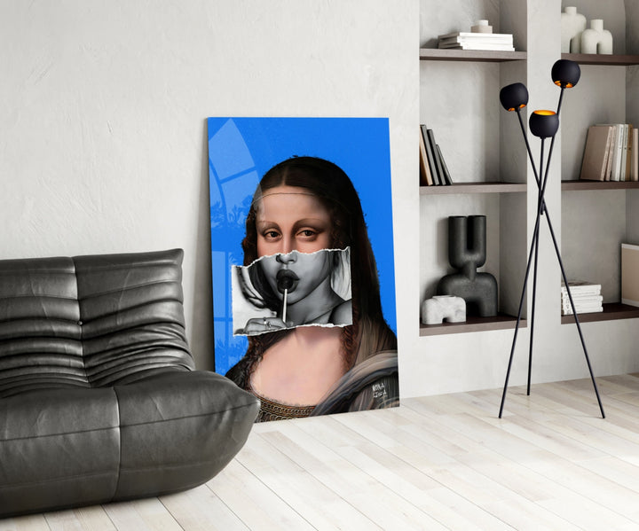 Contemporary Mona Lisa glass print enhancing a foyer with statement firepower
