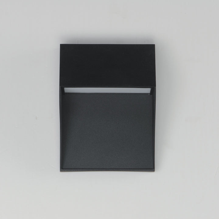Cliffsedge VX Cliffsdege VX LED Outdoor Wall Sconce by Studio M Lighting – lifestyle