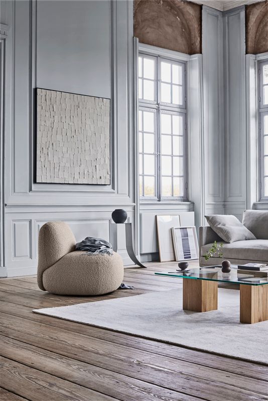 Eilersen Havana Curl 06 lifestyle — Ash sofa 240x98 cm Level 26 ENVIR CLOSE UP 2 with Havana chair without arm Curl 06 Stick carpet Nature and Puzz table 4640