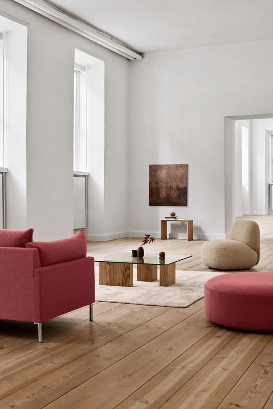 Eilersen Havana Curl 06 lifestyle — Butterfly sofa 240x90 cm Sack 02 ENVIR CLOSE UP 2 with Havana chair without arm Curl 06 Wheel footstool Puzz table Stick carpet Sand and Kant table 4991