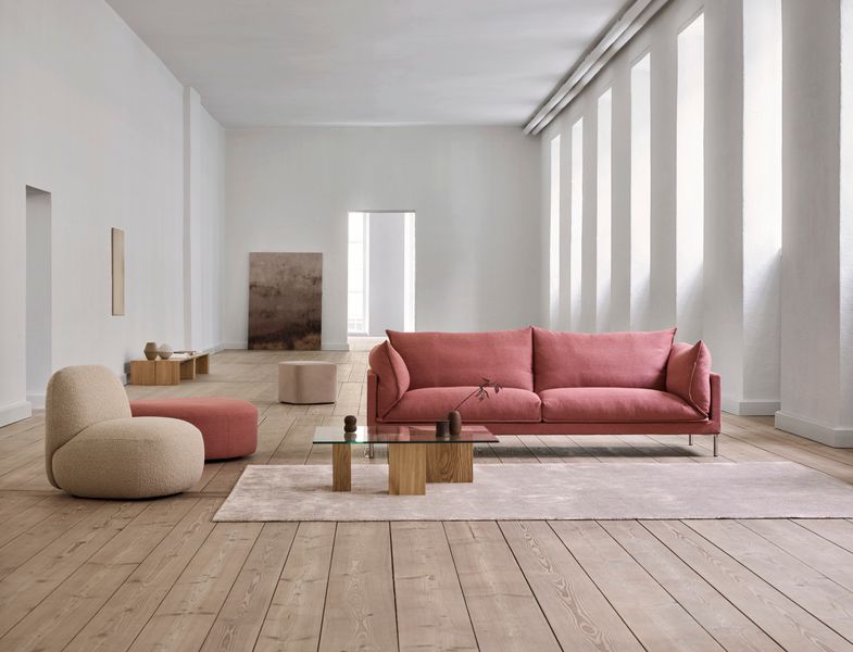 Eilersen Havana Curl 06 lifestyle — Butterfly sofa 240x90 cm Sack 02 ENVIR with Havana chair without arm Curl 06 Wheel footstool Kant table Bun footstool Stick carpet Sand and Kant table 110761