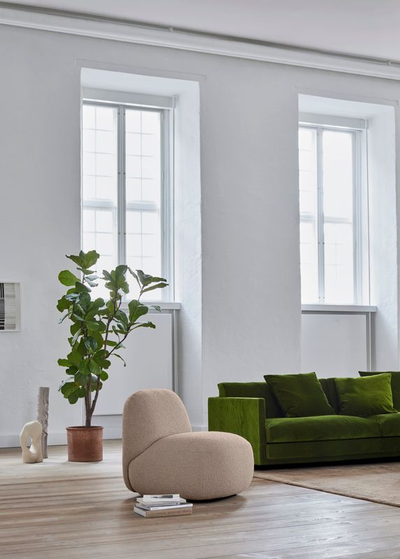 Eilersen Havana Curl 06 lifestyle — Great Ash sofa 320x100 cm Munster 09 ENVIR CLOSE UP 1 with Havana chair without arm Curl 06 Frame table Stick carpet Copper and Wheel footstool 4755