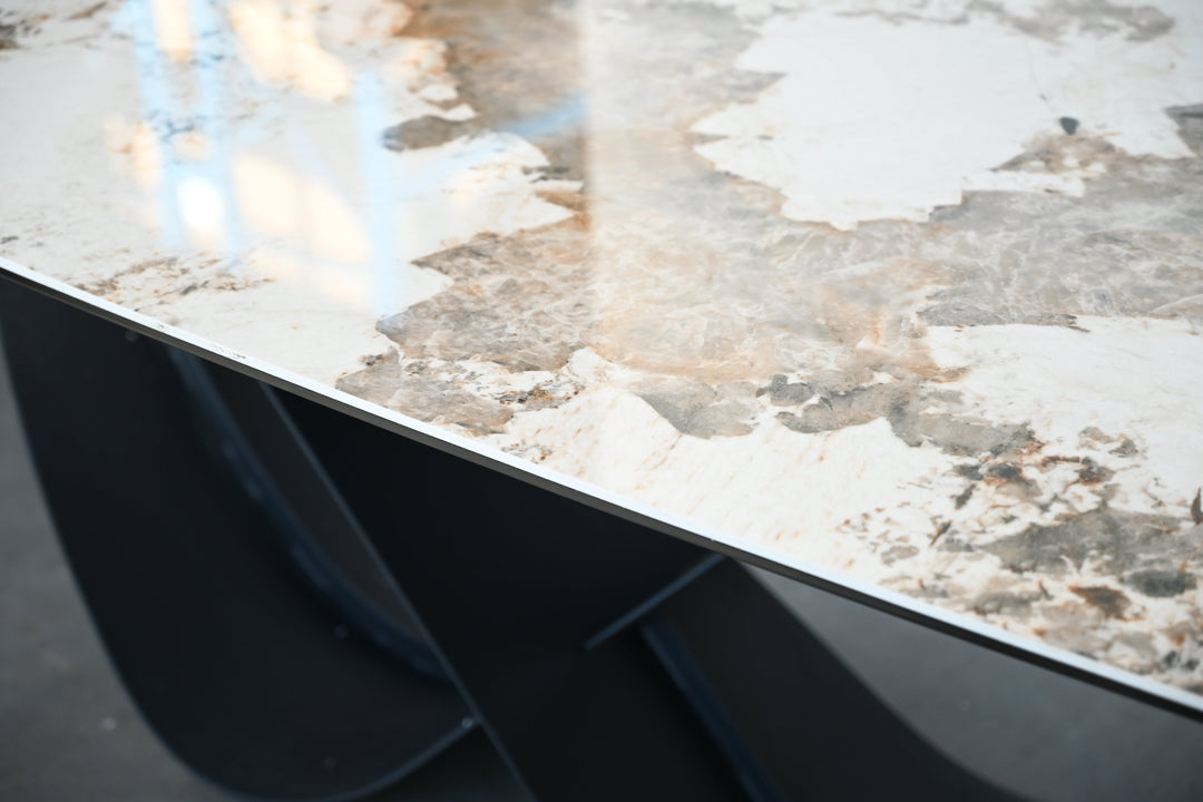 Mobital Wave 103-inch dining table in Magellano ceramic, base detail