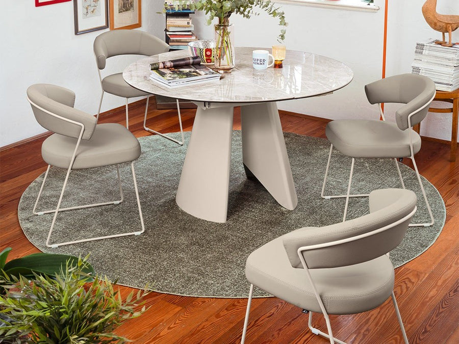 Connubia Vully round rug under a white pedestal dining table