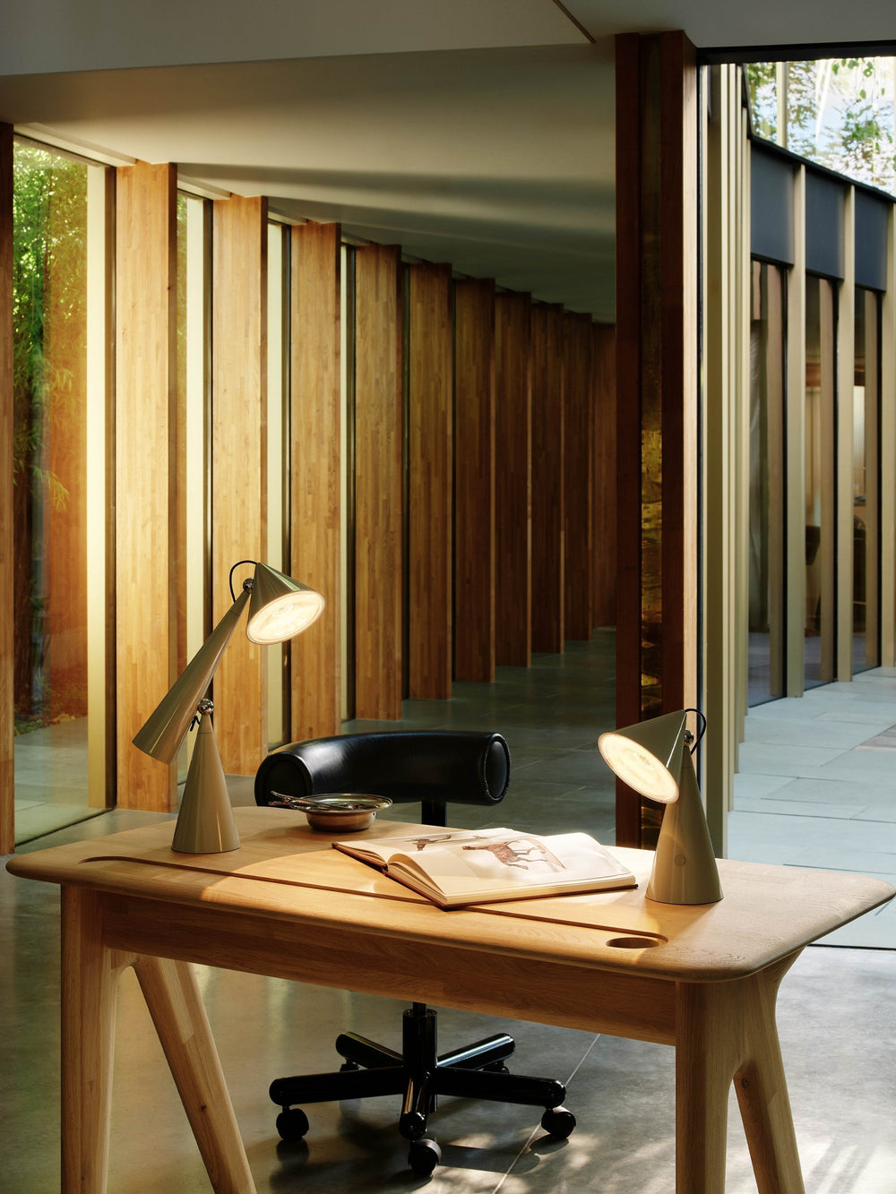 Pose Portable Light in a modern interior