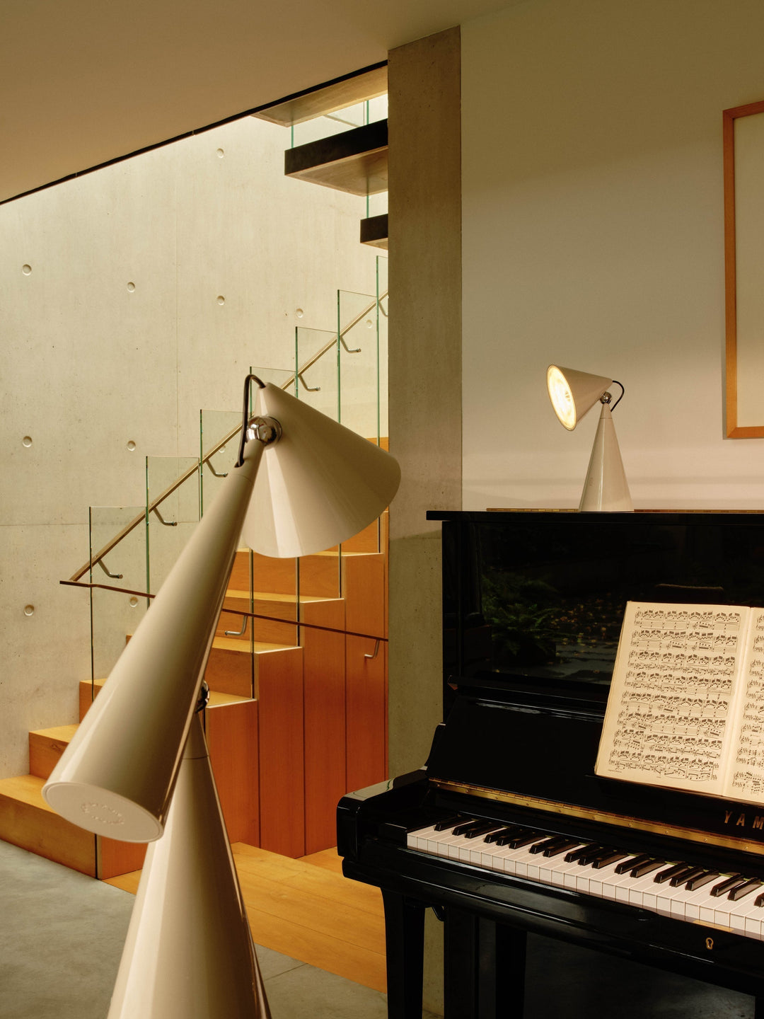 Pose Task Light in a modern workspace