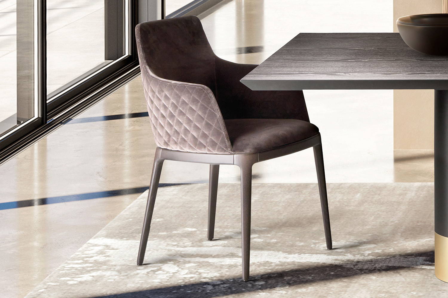 eForma Max dining chair beside Cilindro table with gold collar base