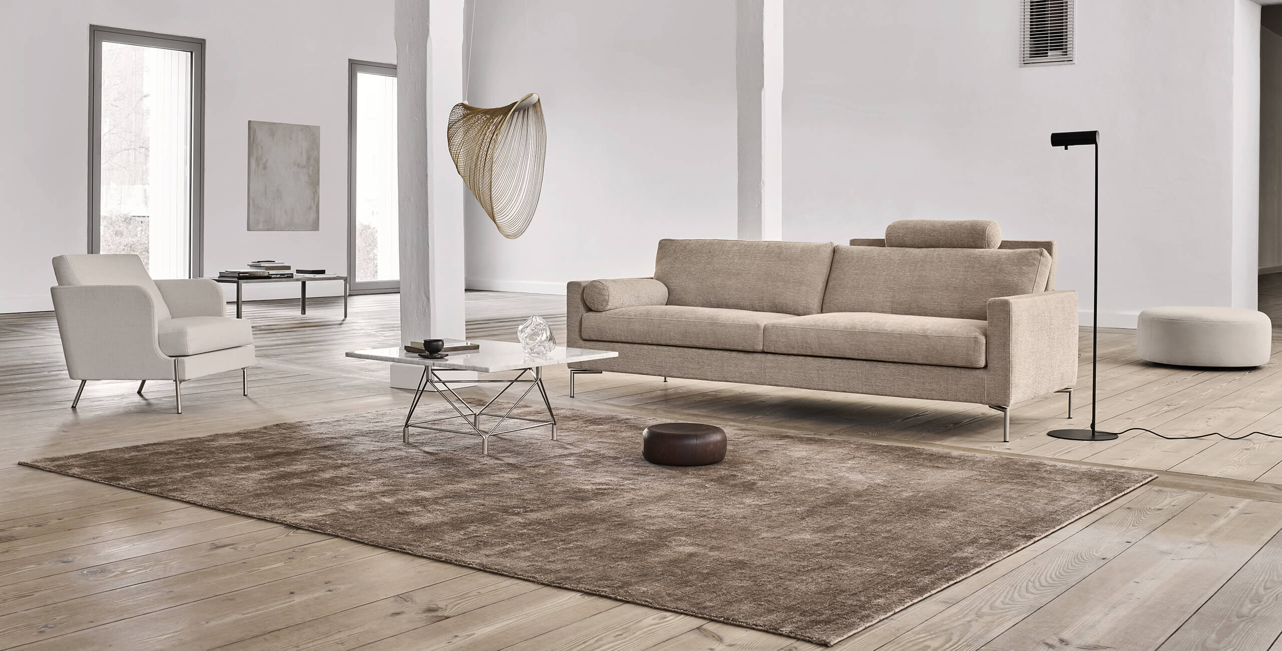 Lift sofa with Funen chair in a copper-framed living room